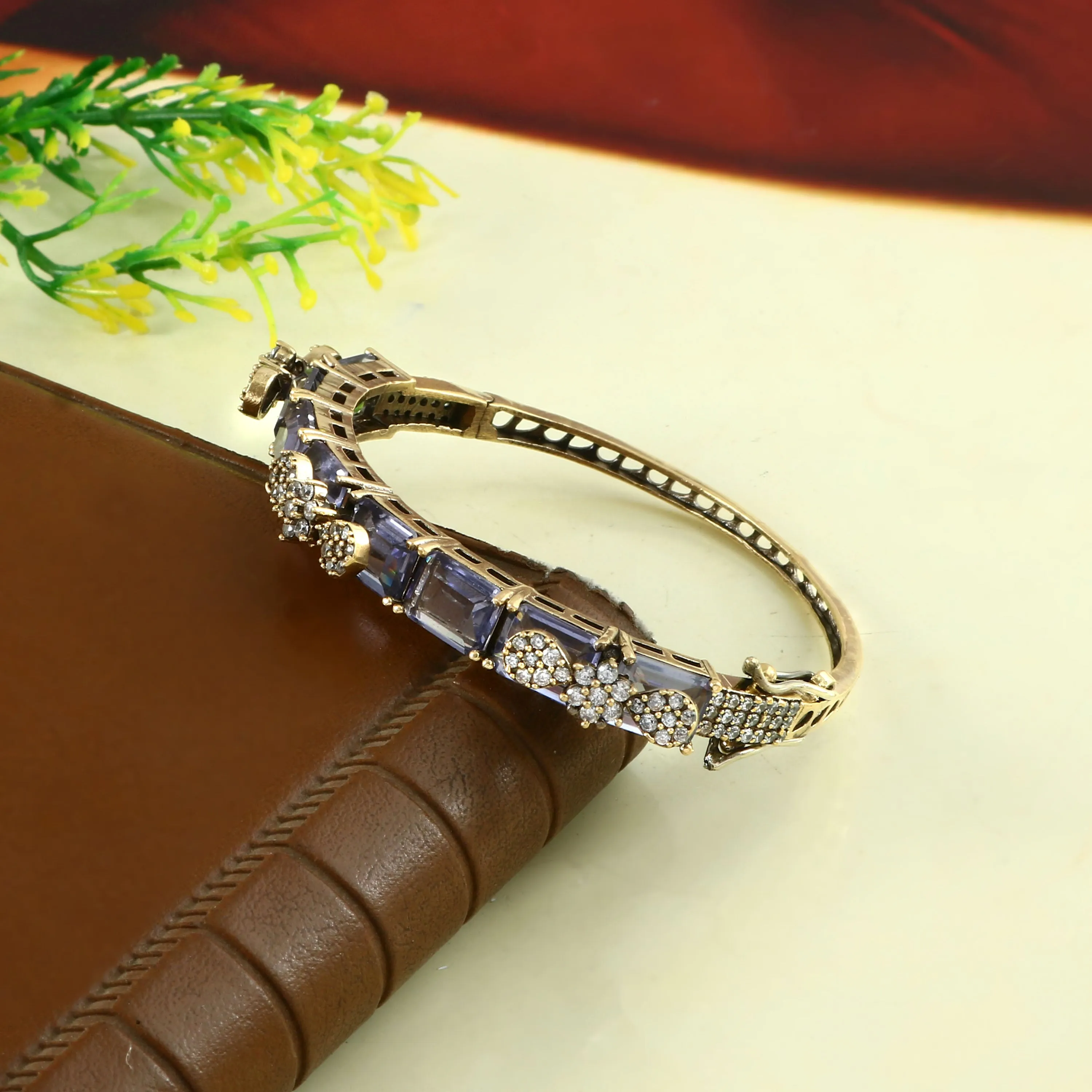 Victorian Finish Lightweight Bracelet for Women